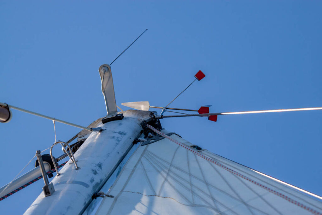 La girouette WindPe de Niro-Petersen flambant neuve et tout juste installée en tête de mât