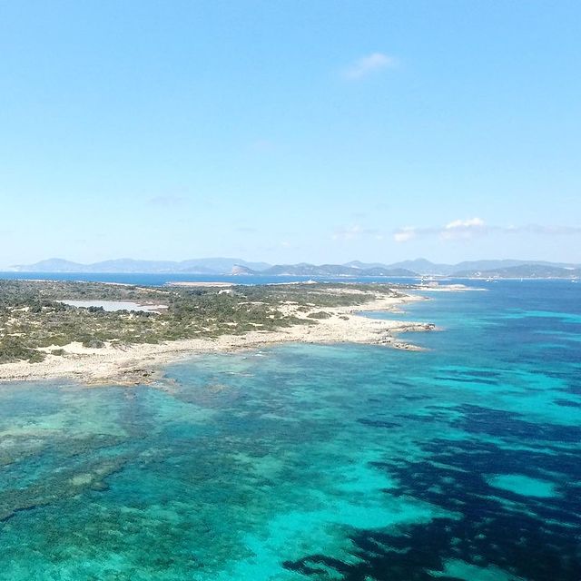 La Méditerranée n'a pas grand chose à envier aux Antilles : un mouillage aux Baléares, vu par drone.