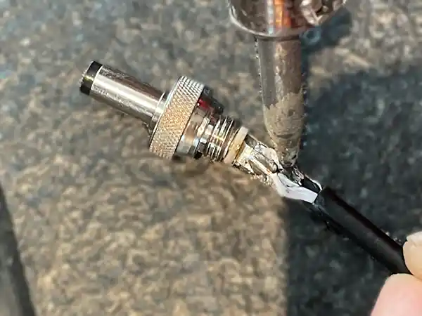 Réparation de la connectique d'un moteur hors-bord électrique, avec un fer à souder.