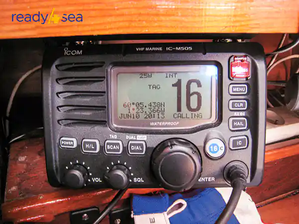 Une radio VHF marine, c'est-à-dire l'émetteur-récepteur qui permet de communiquer sur les canaux, ou bandes de fréquences VHF en mer