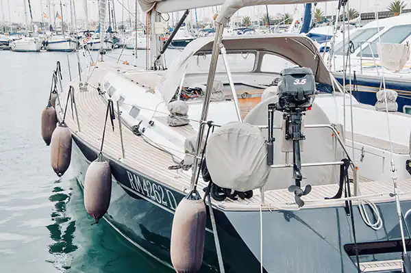 Bateau soigné amarré au port